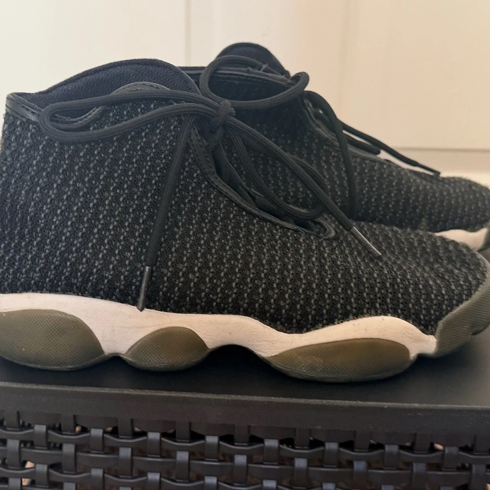 Air Jordan Horizon BG Black White Dark Grey 823583-012 Youth Size 6Y Sneakers